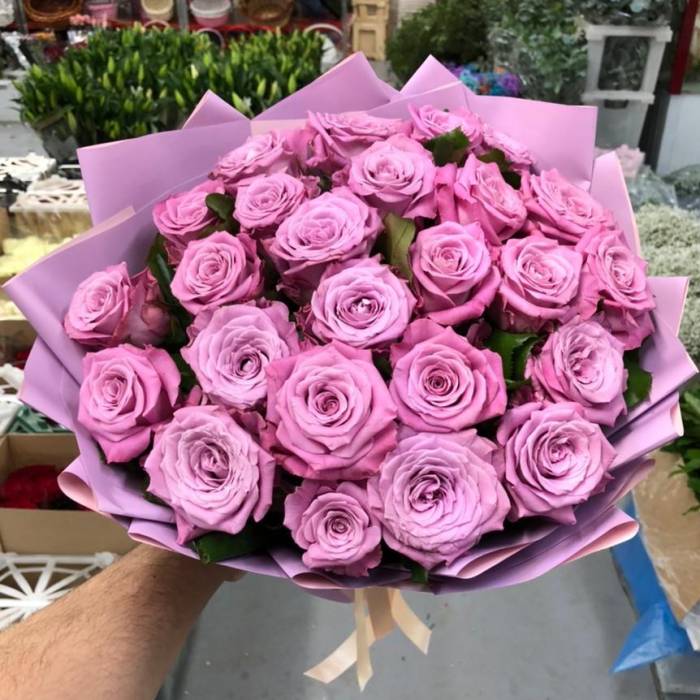 Букет 25 розовых роз в черном крафте R395
