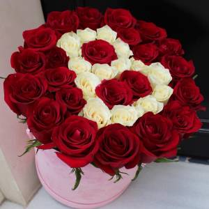 39 красных роз в коробке с буквой R570