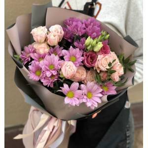 Сборный букет кустовые розы и хризантемы R1126