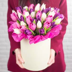 35 разноцветных тюльпанов в коробке R189