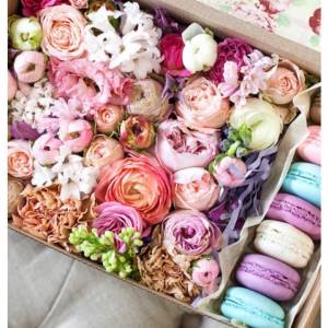Коробка с цветами и макаронсами R223